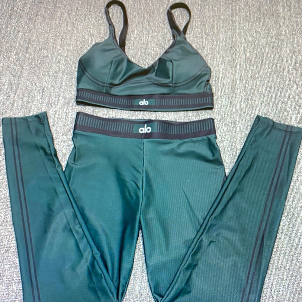 ALO Yoga Dark Green Sports Bra and Leggings Set Size M